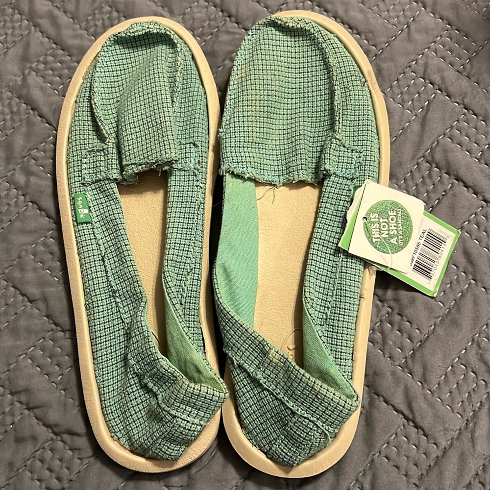 NWT teal Sanuk shoes. Size 10